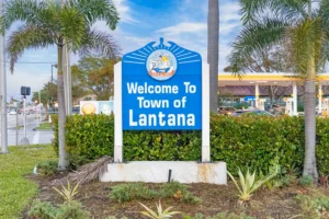 Welcome to Town of Lantana sign representing Hercules' We Buy Junk Cars in Lantana services
