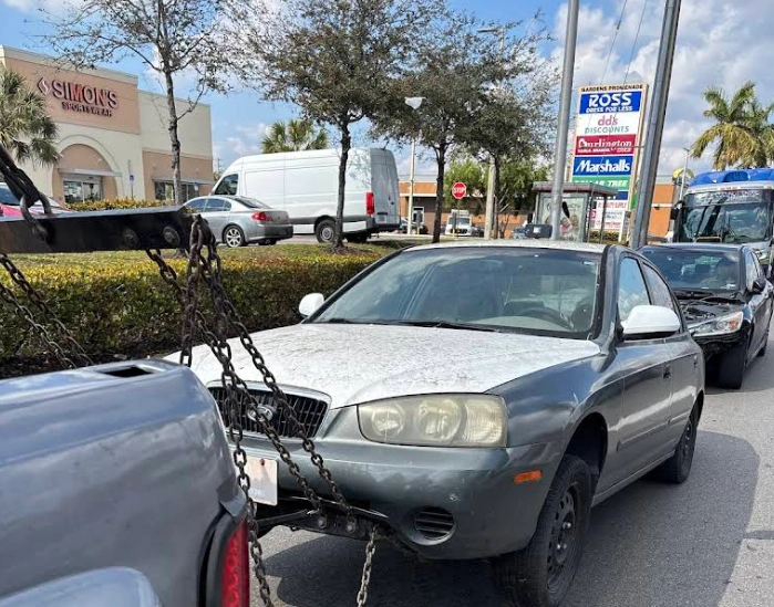 Auto salvage buyers in Boca Raton buying a junk Hyundai