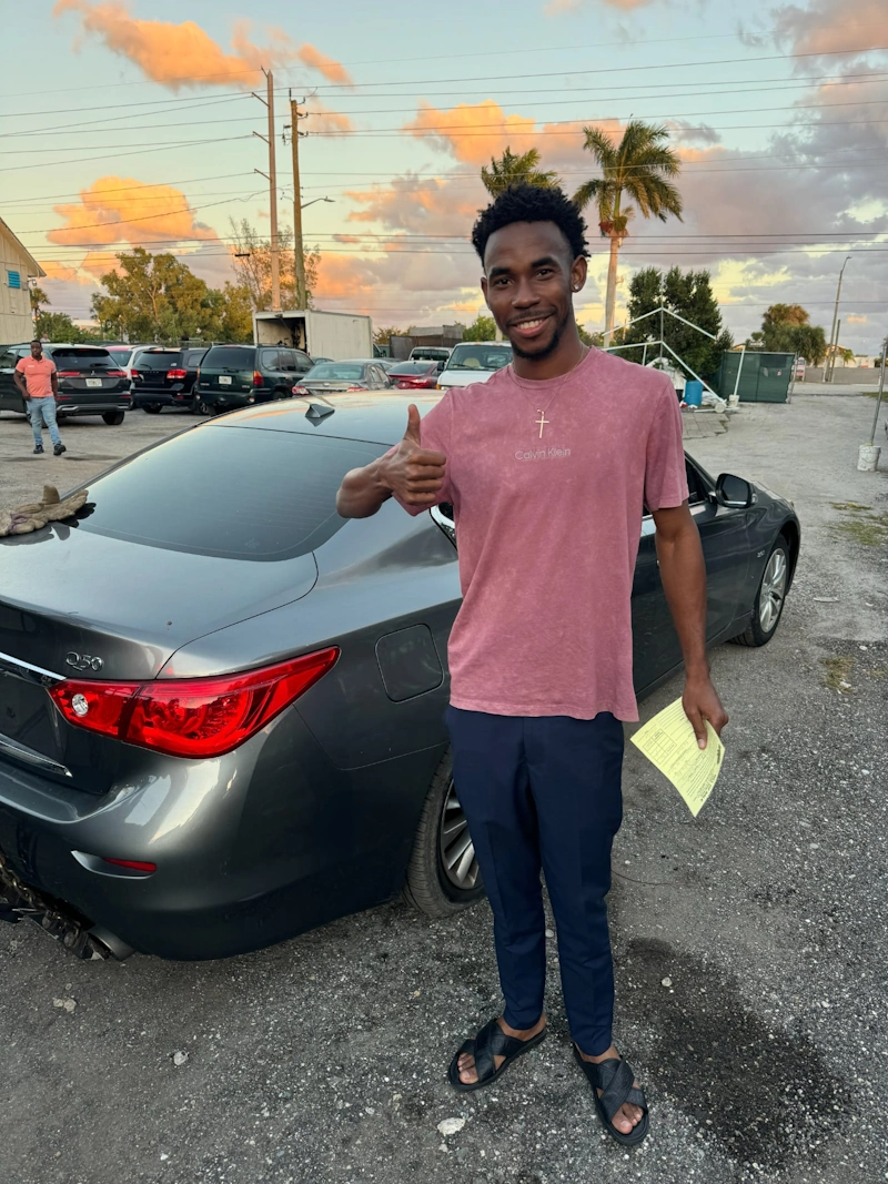 A happy man giving a thumbs up after using a service to sell my junk car for cash in Coral Springs.